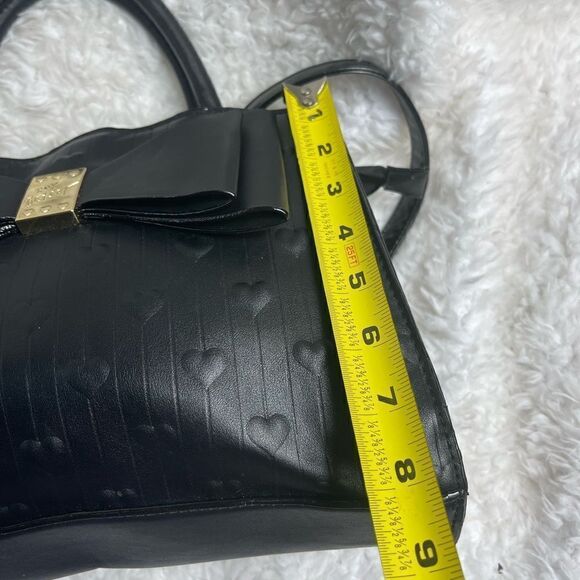 Betsey Johnson medium Satchel Black embossed hearts with large bow accent - Picture 9 of 12